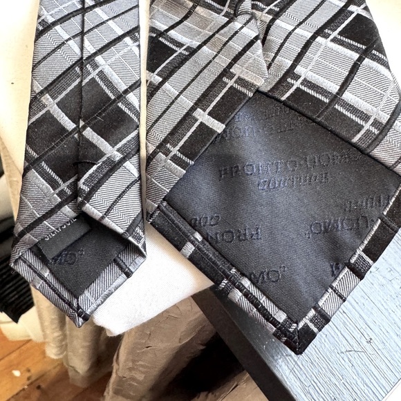 💥Elegant Vintage Pronto Uomo Italian Silk Black and Gray Men's Tie💥 - Picture 15 of 16